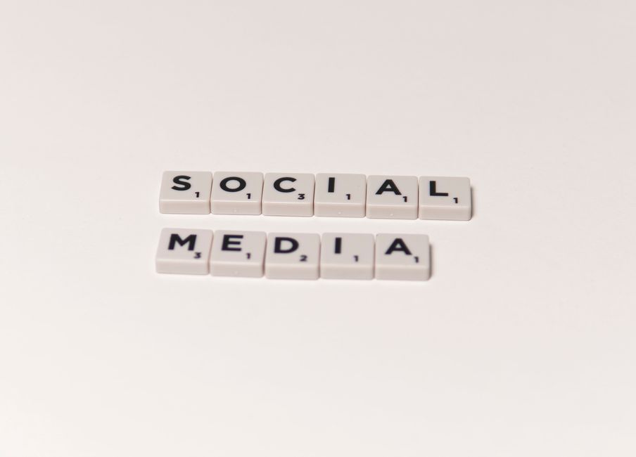 AI for Social Media Captions That Stop the Scroll